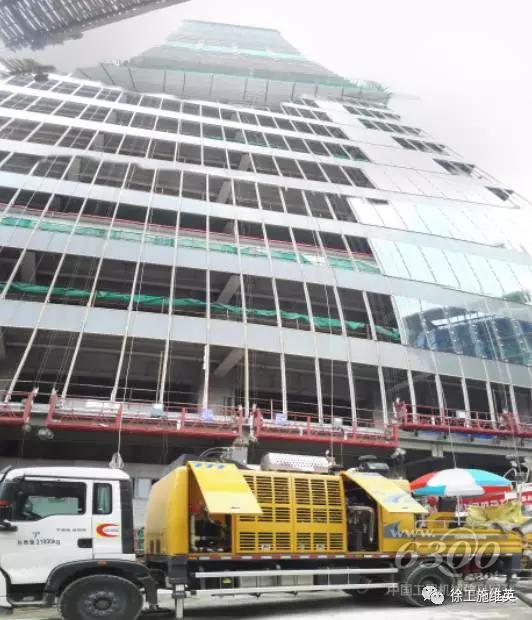 徐工超高壓車載泵在現(xiàn)場持續(xù)施工，對建筑體260米以上施工平臺進行混凝土澆筑