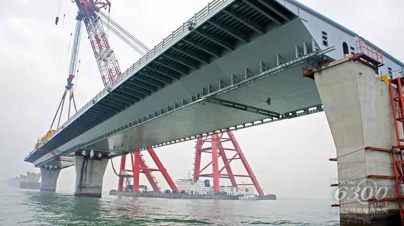 港珠澳大橋首節(jié)鋼箱梁姿態(tài)調(diào)整中