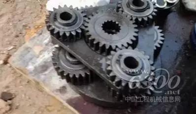 由于漏油而損壞的回轉(zhuǎn)馬達減速器