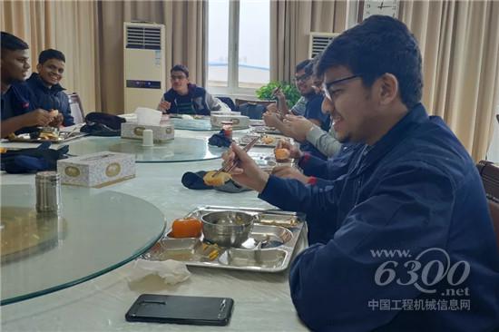 在學(xué)校食堂品嘗中國美食