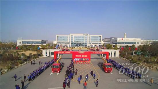 500余臺(tái)一體化隨車(chē)吊發(fā)車(chē)儀式
