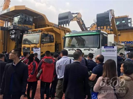 徐工重卡展出五軸全油氣懸架全地形自卸車(chē)