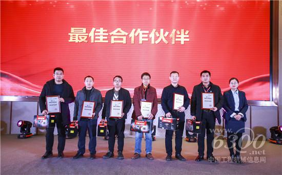 組委會(huì)針對(duì)達(dá)成戰(zhàn)略合作協(xié)議制造業(yè)企業(yè)頒發(fā)金牌合作伙伴獎(jiǎng)