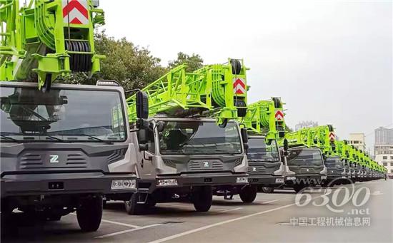 搭載濰柴發(fā)動(dòng)機(jī)的汽車(chē)起重機(jī)整裝待發(fā)