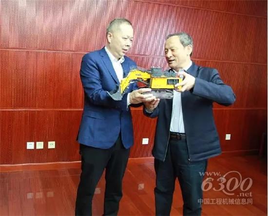 王民董事長向陳奮健董事長贈送700噸液壓挖掘機(jī)模型