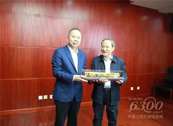 陳奮健董事長向王民董事長贈送DWL-48連續(xù)走行搗固穩(wěn)定車模型