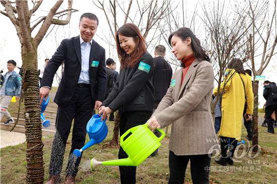 　　由汽車貿(mào)促會、法蘭克福展覽和四川省貿(mào)促會共同發(fā)起的“CAPAS未來園林公益活動(dòng)”于2019年3月12日（周二）在四川省眉山市圓滿舉行。本次活動(dòng)得到了四川省相關(guān)政府機(jī)構(gòu)的大力支持，眾多品牌展商、汽車行業(yè)協(xié)會代表蒞臨出席。