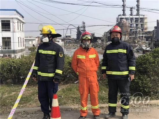 救援分隊(duì)成員深入事故現(xiàn)場
