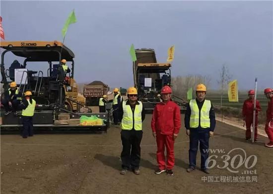 褚老板與徐工服務(wù)工程師李勝一起合影留念