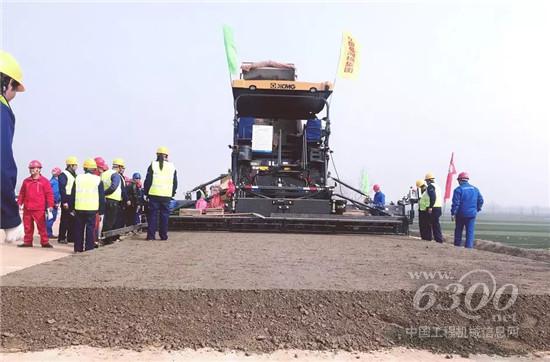 RP953T攤鋪效果引發(fā)項目領(lǐng)導(dǎo)頻頻圍觀