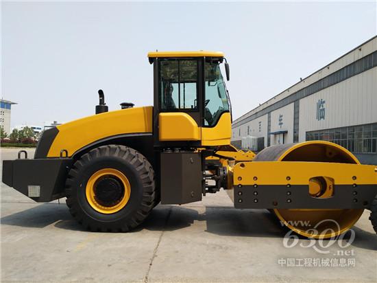 山東臨工自主研發(fā)新型RS6260液壓?jiǎn)悟?qū)壓路機(jī)正式下線