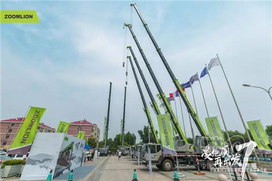 　　7月4日，以“凌絕頂 再出發(fā)”為主題的中聯(lián)重科工程起重機(jī)公司七大新品發(fā)布會(huì)在山東省青島市隆重舉行。中聯(lián)重科助理總裁兼工程起重機(jī)公司總經(jīng)理羅凱，工程起重機(jī)公司銷售總監(jiān)唐啟輝等領(lǐng)導(dǎo)以及來自山東各區(qū)域的近400位客戶參與此次發(fā)布會(huì)，近距離地感受中聯(lián)重科的文化及新產(chǎn)品的魅力。