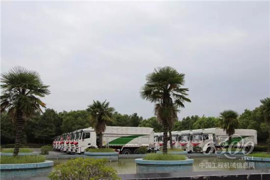 現(xiàn)場交付20余輛G7渣土車