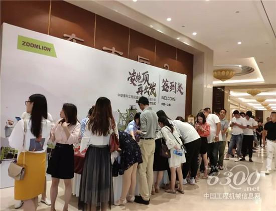中聯重科工程起重機七大新品發(fā)布會暨上海區(qū)域交付儀式
