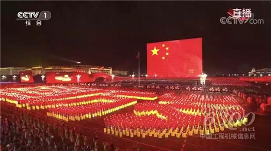 吊裝人為祖國(guó)升起巨幅國(guó)旗