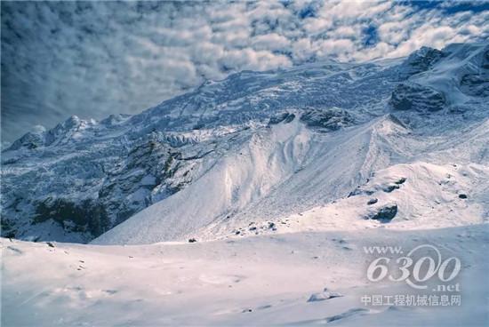 　　縱貫阿根廷西部的安第斯山脈約占本國(guó)國(guó)土面積30%，冬季彌漫著終年不散的積雪，橫穿里奧內(nèi)格羅、內(nèi)烏肯、丘布特、門(mén)多薩、圣胡安、桑塔克魯斯六省，其中安第斯山脈中的高速公路、省道便成為了連接各省之間經(jīng)濟(jì)活動(dòng)的重要紐帶。為了保證在雪季該區(qū)域工作、生活的正常開(kāi)展，阿根廷交通部一次性采購(gòu)15臺(tái)徐工除雪平地機(jī)GR3003交付各省交通部保障道路暢通。