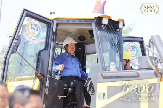 柬埔寨首相洪森試駕山推推土機(jī)