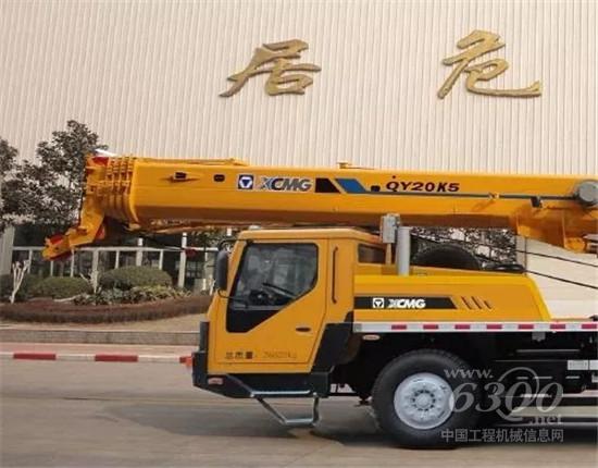 　　汽車起重機(jī)作為工程施工中常用的起重機(jī)械，整天與漫天黃土、泥濘坑洼的工地打交道，作業(yè)環(huán)境惡劣，施工作業(yè)風(fēng)險(xiǎn)點(diǎn)較多。選擇設(shè)計(jì)源頭扎實(shí)，制造過程精準(zhǔn)的產(chǎn)品，是初入行者降低投資風(fēng)險(xiǎn)的基本保證。