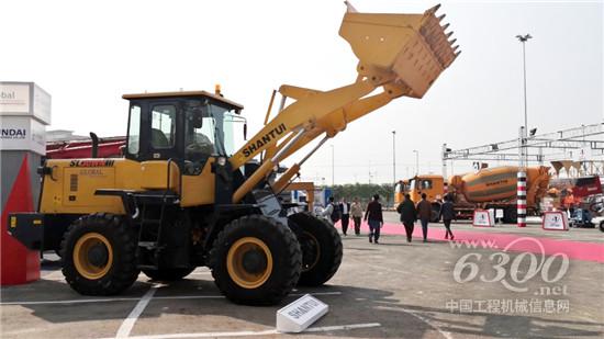 山推攜多款設(shè)備亮相巴基斯坦卡拉奇國際工程機(jī)械展