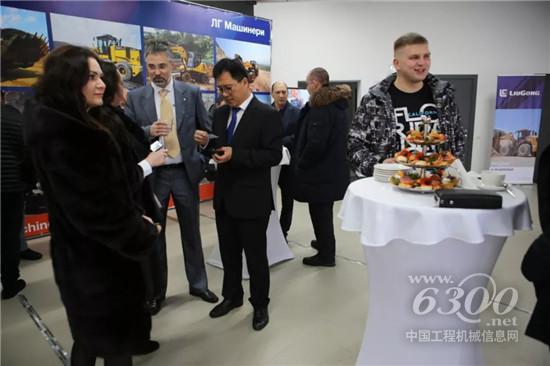 　　12月19日，柳工在俄羅斯的又一經銷商網點——奧倫堡網點盛大開業(yè)，30余家區(qū)域關鍵客戶參加盛會并祝賀。