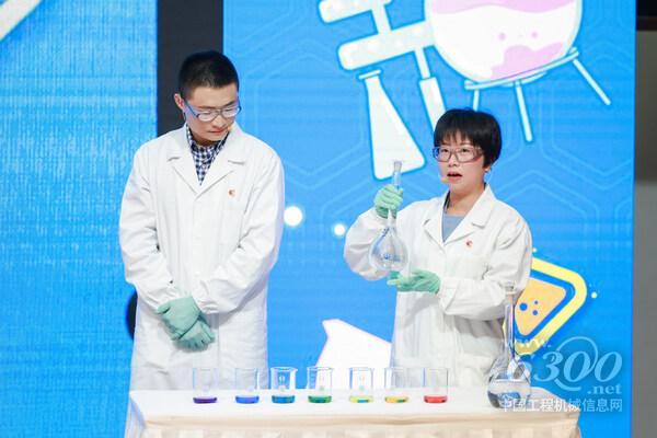 科慕和上海有機(jī)所的科普志愿者帶來以“變化的科學(xué)”為主題的酷炫化學(xué)實(shí)驗(yàn)秀