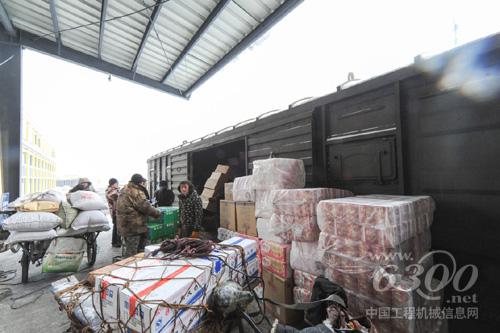 1月19日，濱江物流中心工人將貨品搬運至火車車廂內(nèi)。