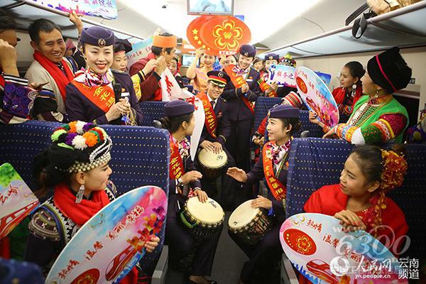 少數(shù)民族群眾與乘務(wù)員載歌載舞歡慶高鐵開通