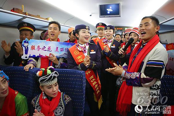 少數(shù)民族群眾與乘務(wù)員載歌載舞歡慶高鐵開通