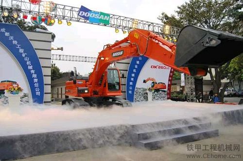 斗山DX260LC挖掘機(jī)