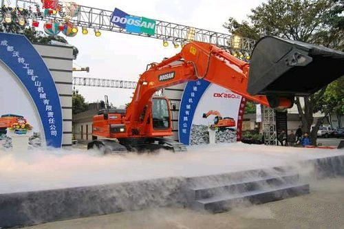 斗山DX260LC挖掘機(jī)