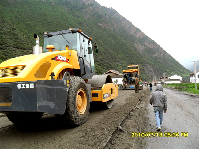 徐工XS202J機(jī)械單鋼輪震動壓路機(jī)