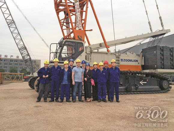 中聯(lián)重科客戶代表與分公司員工現(xiàn)場合影