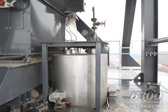 南方路機(jī)環(huán)保型瀝青混合料攪拌設(shè)備