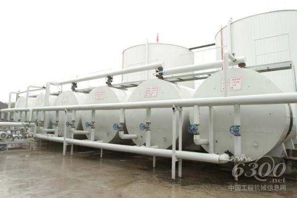 南方路機(jī)環(huán)保型瀝青混合料攪拌設(shè)備