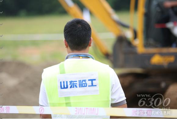 西雙版納站好司機(jī)工作人員在現(xiàn)場(chǎng)嚴(yán)謹(jǐn)認(rèn)真的工作