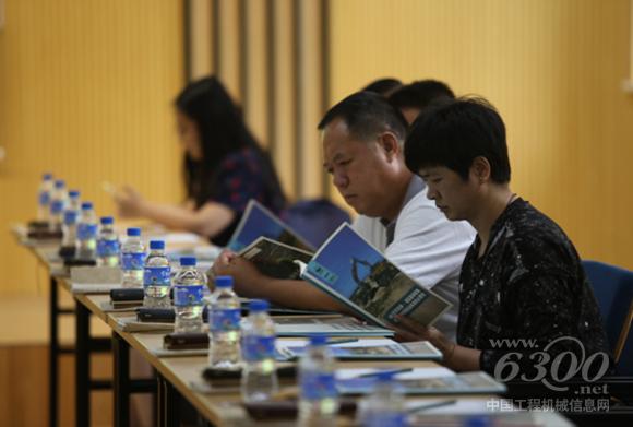 各行業(yè)龍頭企業(yè)代表聚集在西雙版納認(rèn)真學(xué)習(xí)并與臨工一起力行節(jié)能減排計(jì)劃