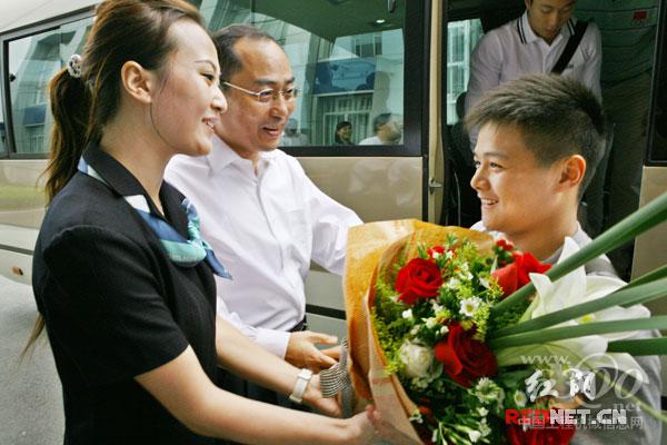 中聯(lián)重科董事長(zhǎng)詹純新（左二）迎接奧運(yùn)冠軍、<a href=http://product.d1cm.com/brand/zoomlion/ target=_blank>中聯(lián)</a>重科榮譽(yù)員工龍清泉（右）