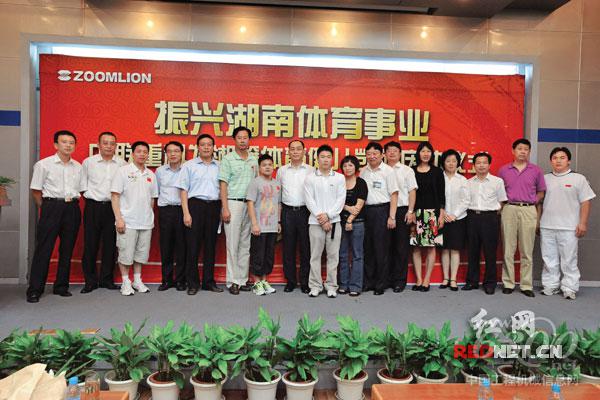 公司詹純新董事長(zhǎng)（左八）等高管與省體育局局長(zhǎng)李舜（左六）等領(lǐng)導(dǎo)和龍清泉（左七）、李小鵬（左九）等部分湘籍冠軍合影