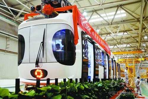 我國首列空鐵列車竣工下線。