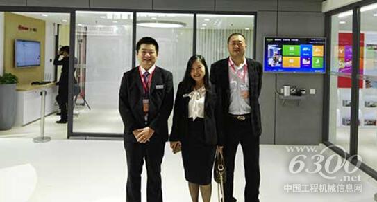 三一筑工市場總監(jiān)蔣冰(中間)和合作企業(yè)長沙通球、新和創(chuàng)(右)代表合影