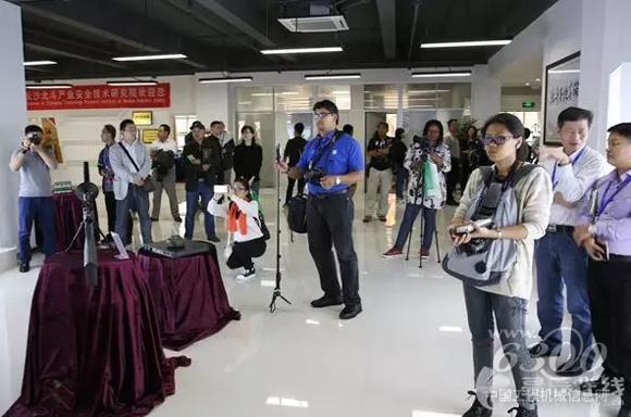 記者們聚焦湖南作為工業(yè)大省的智能成果與對接“一帶一路”的實力（<a href=http://photo.d1cm.com/ target=_blank>圖片</a>來源：星辰在線）