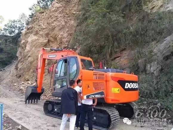 服務(wù)工程師為陳先生的司機(jī)講解斗山DX150LC-9C日常保養(yǎng)及維護(hù)事項(xiàng)