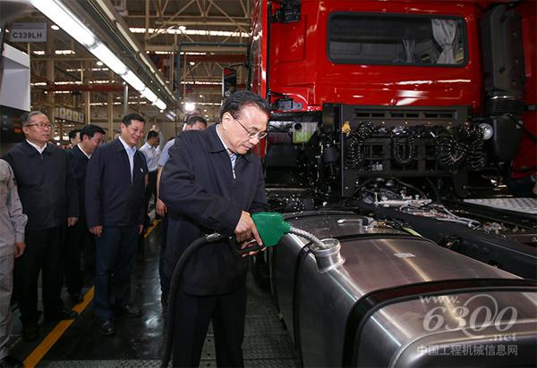 2016年5月23日，李克強(qiáng)到湖北十堰考察東風(fēng)商用車重卡新工廠，在裝配生產(chǎn)線旁應(yīng)邀為新型重卡加油