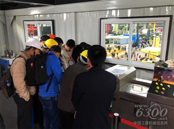南方路機(jī)瀝青攪拌設(shè)備二樓舉行了泡沫瀝青試驗(yàn)機(jī)的現(xiàn)場發(fā)泡演示