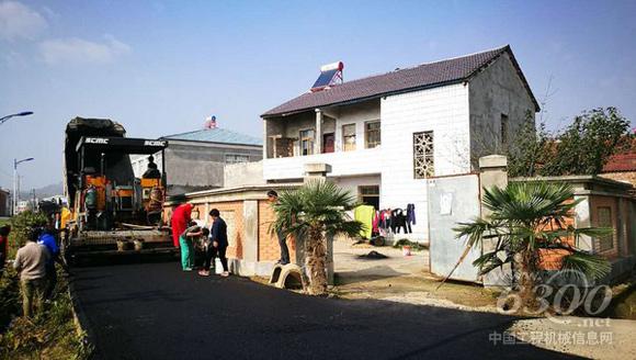 陜建機(jī)械SUM720攤鋪機(jī)在襄陽(yáng)新農(nóng)村施工