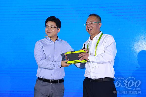 中聯(lián)重科CIO沈闖向客戶贈送中聯(lián)盒子