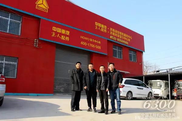 聚鑫專用車公司、輕卡銷售部魯北大區(qū)、配件中心庫(kù)、濟(jì)南潤(rùn)安4S店領(lǐng)導(dǎo)合影