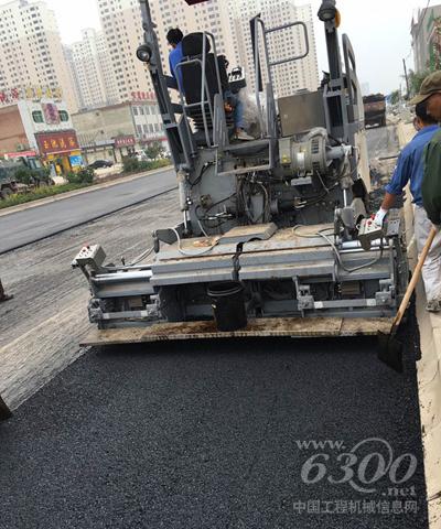 中交西筑LTDY180攤鋪機(jī)在甘肅西峰市環(huán)縣道路施工