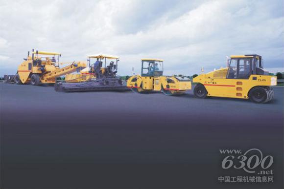 三一壓路機在北京六環(huán)線施工