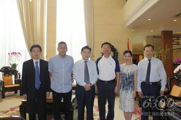 梁穩(wěn)根一行與中國(guó)駐印尼大使謝鋒、公參王立平合影